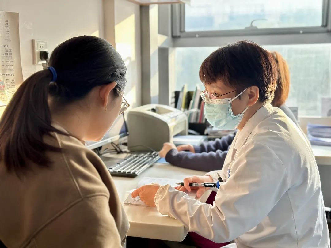 陆容辉为孕妈妈看诊